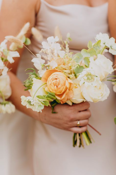 Caramel Antike Rose, Petite Wedding Bouquet Fall, Small Peach Bouquet, Garden Style Bridesmaid Bouquet, Peach Bridesmaid Bouquet, Peach And White Bouquet, Bridesmaids Bouqet, Bouquet Shapes, White Garden Rose