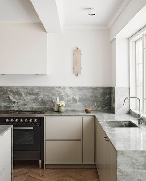 Nordiska Kök | Nordic kitchen (@nordiskakok) • Instagram photos and videos Modern Wooden Kitchen, Quartzite Kitchen, Modern Classic Kitchen, Green Quartzite, Frame Kitchen, Scandinavian Kitchens, Scandinavian Kitchen Design, Classic Kitchen Design, Grey Kitchen Designs