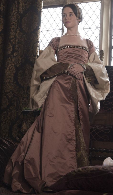 Tudor Portraits, Tudor Gown, 16th Century Fashion, Tudor Dress, Wolf Hall, Tudor Fashion, Tudor Costumes, Tudor History, Royalty Aesthetic