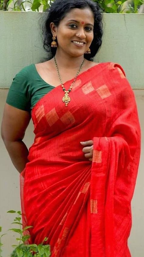 Tamil Women, Ethnic Beauty, Indian Natural Beauty, Saree Photoshoot, Beautiful Women Over 40, Indian Beauty Saree, India Beauty, Desi Beauty