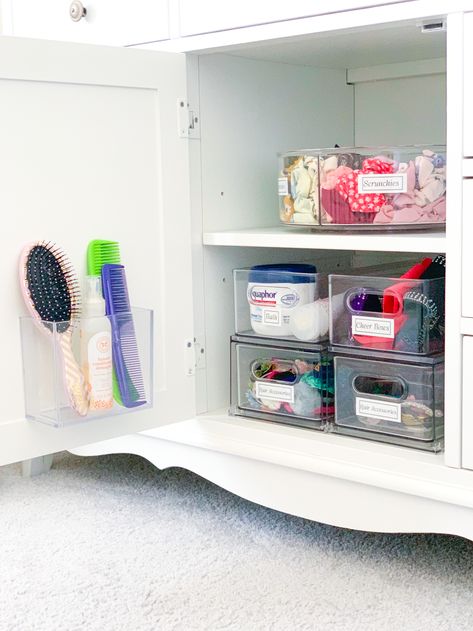 Organized kids cabinet Baby Bathroom Storage, Bathroom Organization No Cabinets, Kid Bathroom Organization, Toddler Bathroom Organization, Kids Toothbrush Organization, Kids Bathroom Organization Ideas, Toddler Girl Bathroom Ideas, Baby Bathroom Organization, Girls Bathroom Organization