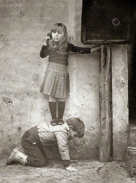 helping to use the phone Public Enemies, Istoria Artei, Robert Doisneau, Photo Vintage, Eyes Design, Black White Photos, Bw Photo, 인물 사진, Girls Eyes