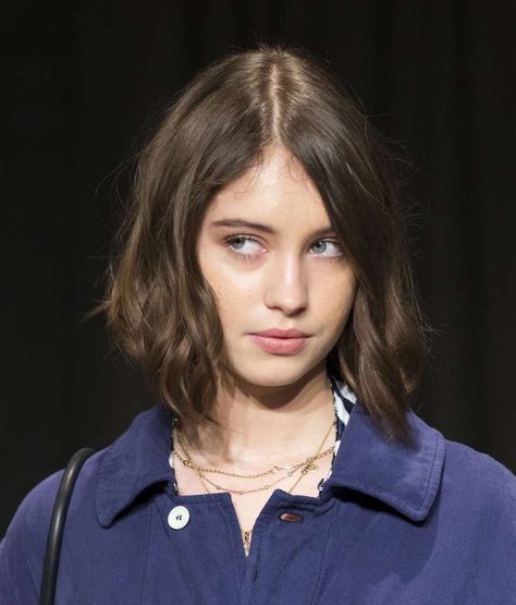 Iris Law Short Hair, Iris Law Hair, Iris Law, Wavy Hairstyles Medium, Phoebe Tonkin, Evan Peters, Dylan O'brien, Girl Face, Shoulder Length