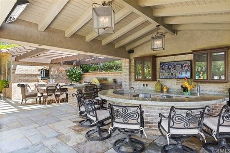 Bar In Backyard, Back Porch Outdoor Kitchen, Outdoor Kitchen With Pool, Luxury Outdoor Kitchen, Private Yard, Outdoor Kitchen Ideas, Outdoor Kitchen Design Layout, Backyard Kitchen, Outdoor Kitchen Patio