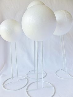 DIY Hat Display- Styrofoam ball and metal doll stand. This would work great for Diy Hat Stand, Diy Hat Display, Headband Display, Craft Booth Display, Decoration Vitrine, Craft Fairs Booth, Skins Minecraft, Craft Booth Displays, Hat Stand