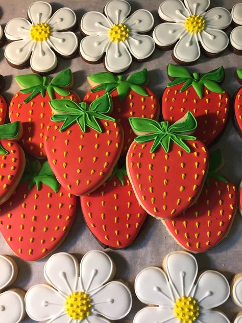 Strawberries And Daisies, Strawberry Sugar Cookies, Deco Fruit, Strawberry Sugar, Strawberry Shortcake Birthday, Strawberry Shortcake Party, Strawberry Baby, Strawberry Party, Strawberry Cookies