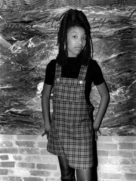 Singer Brandy from 1994 wearing box braids popular in the 90s and an overall dress -Tierney Lowery Moesha Outfits, 90s Rnb Fashion, Brandy Outfits, Black 90s Fashion, Brandy Norwood, 90’s Outfits, 90s Inspired Outfits, 90s Hip Hop Fashion, Outfits 90s