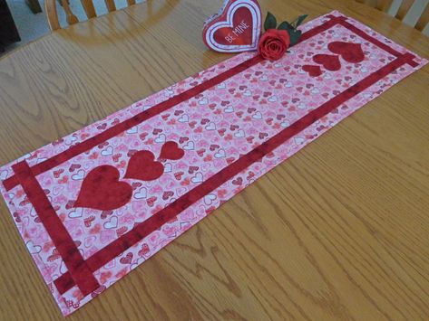 Valentines Runner, Valentine Table Runner, Flower Quilt Patterns, Table Runner Tutorial, Heart Fabric, Free Motion Quilting Patterns, Quilting Board, Flower Quilt, Machine Embroidery Projects