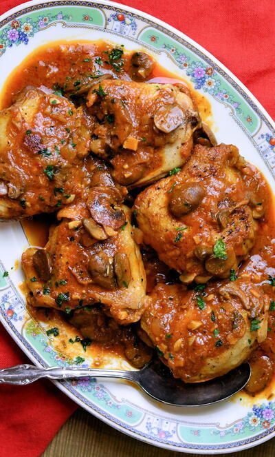 Italian Chicken Cacciatore, Chicken Chasseur, Hunters Chicken, Delicious Chicken Dinners, Classic French Dishes, Chicken Cacciatore, One Skillet, Hunter Hunter, Sauteed Chicken