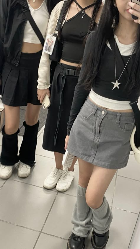 Acubi Comfy Outfit, Y2k Fashion Black And White, White And Black Aesthetic Outfit, Kpop Y2k Fashion, Easy Kpop Outfits To Recreate, Outfit Ideas Skirt Black, Acubi Style Skirt, Y2k Acubi Fashion, Concert Outfit Ideas Simple