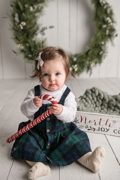 Christmas Baby Photoshoot, Baby Christmas Photoshoot, Christmas Photoshoot Kids, Santa Sessions, Bee Photography, Xmas Photos, Kids Studio, Christmas Shoot, Christmas Mini Sessions