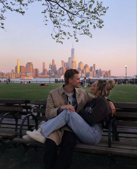 Delaney Childs, Couple Pose Ideas, Nyc Pics, Nyc Photoshoot, Couple Inspo, Nyc Lifestyle, 2023 Love, Couple Pose, Shotting Photo