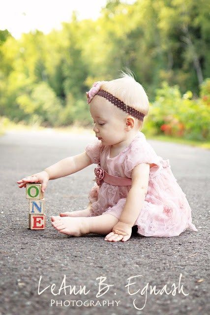 Spring Baby Birthday Ideas, 1st Birthday Girl Photoshooting, Infant Pictures, Birthday Pose, Birthday Photo Ideas, One Year Pictures, First Birthday Photography, Foto Newborn, 1st Birthday Pictures