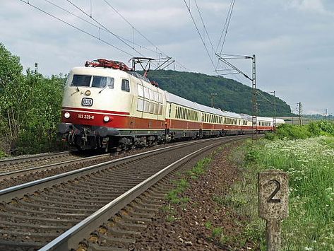 Der legendäre RHEINGOLD der Deutschen Bundesbahn. Foto: Deutsche Bahn AG Union Pacific Train, Station To Station, Train Truck, Electric Locomotive, Speed Training, Model Train Layouts, Train Layouts, Steam Locomotive, Model Trains