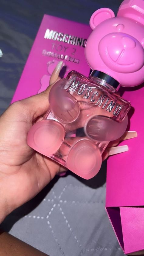 Moschino Perfume, Victoria's Secret Perfume, Fragrances Perfume Woman, Pink Lifestyle, Perfume Collection Fragrance, Bath And Body Works Perfume, Perfume Reviews, Celebrity Perfume, Perfume Scents