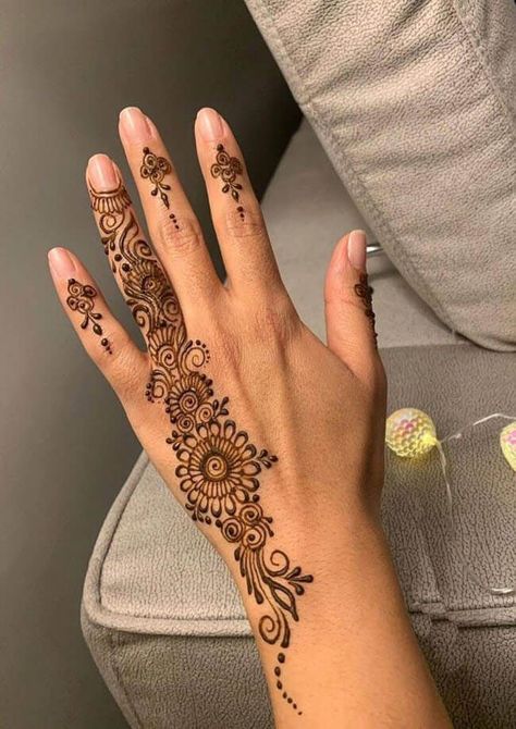 New Henna Designs, Henna Flower Designs, Cute Henna Designs, Henna Inspired Tattoos, Floral Henna Designs, Tato Henna, Finger Henna Designs, Henna Tattoo Hand, Henna Tattoo Designs Hand