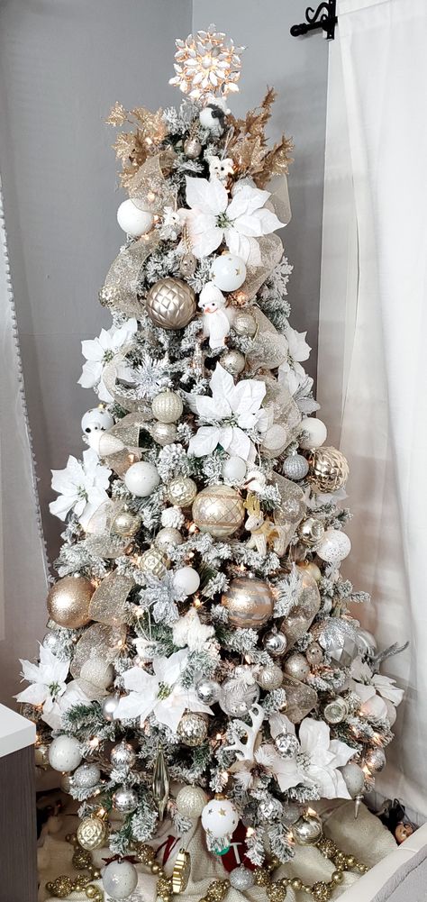 Champagne and White Christmas tree Christmas Tree Ideas Champagne And White, Champagne White Christmas Tree, Silver White And Champagne Christmas Tree, White And Gold Christmas Staircase, White Mesh Christmas Tree, White Beige Silver Christmas Tree, Christmas Tree Themes White And Gold, Gold And White Xmas Tree, Neutral White Christmas Tree