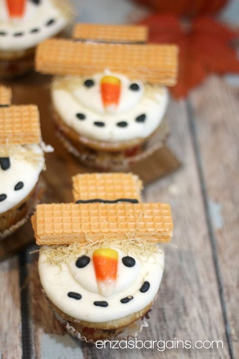 Scarecrow Cupcakes, Turkey Trivia, Scarecrow Cupcake, Apple Blondies, Games Thanksgiving, Thanksgiving Tables, Dessert Apple, Thanksgiving Cupcakes, Halloween Cookie Recipes