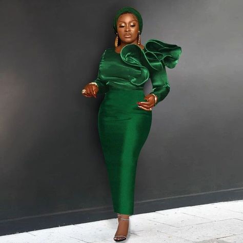 Green 💚 @ankarastyles @naijafashionstyles Midi Tight Dress, Tight Midi Dress, Steps Dresses, Birthday Night, Midi Dress Chic, Green Evening Dress, Elegant Midi Dresses, Formal Cocktail Dress, Elegant Party Dresses