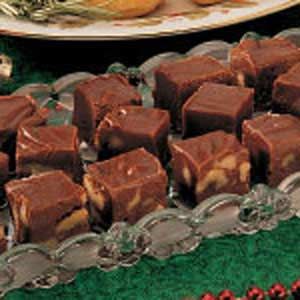 Mackinac Fudge, Candy Bar Fudge, Snickers Fudge, Snickers Candy Bar, Fudge Recipes Chocolate, Canned Frosting, Food Candy, Marshmallow Creme, Holiday Snacks