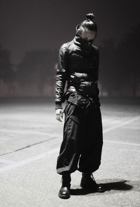 Shui Tsang wearing Rick Owens, Boris Bidjan Saberi, Viridi Anne and Raf Simons Ninja Fashion, Goth Ninja, Frank Morrison, Urban Wear Women, Post Apocalyptic Fashion, Urban Ninja, Man In Black, Apocalyptic Fashion, Cyberpunk Fashion