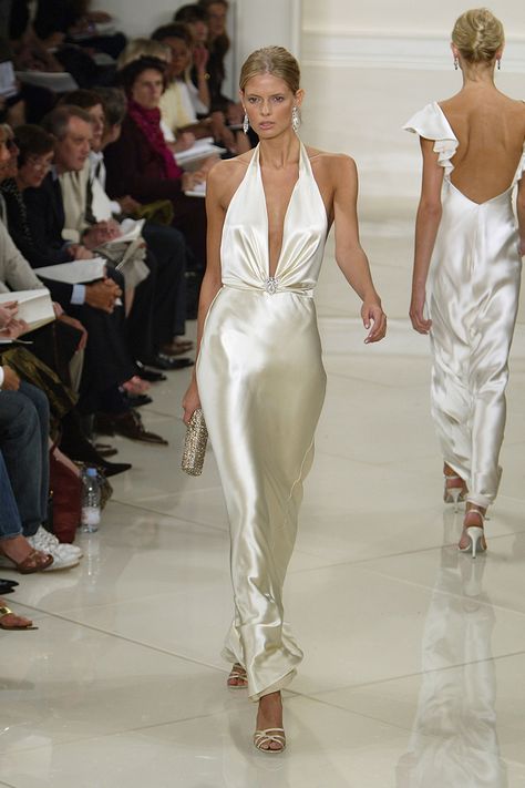 75 of Ralph Lauren's Best Red Carpet and Runway Looks  - TownandCountryMag.com Wedding Wardrobe, 90s Runway Fashion, Runway Fashion Couture, Runway Outfits, Looks Party, Looks Street Style, White Gowns, Runway Looks, Fashion Baby