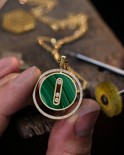 Discover the making of the Lucky Move Malachite necklace designed by @valeriemessika and created in our Parisian Atelier. Jewellery Drawing, Mop Jewelry, Mens Custom Jewelry, Pendant Designs, Malachite Necklace, Jewelry Set Design, Wax Carving, Malachite Jewelry, Art Nouveau Jewelry