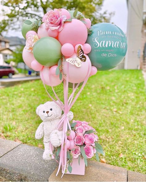 Valentines Balloons Bouquet Diy, Bouquet Balon, Ballon Arrangements, Baby Shower Flower Arrangements, Valentine Hampers, Balloon Hamper, Balloon Gifts, Balloon Basket, Balloon Bouquet Diy