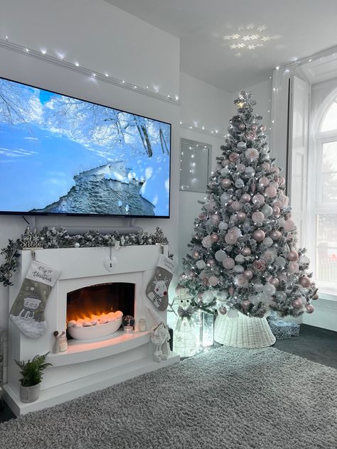 Winter Wonderland Living Room Christmas Decorating Ideas, Christmas Apartment, Future Apartment Decor, Christmas Mantel Decorations, Christmas Interiors, Christmas Decorations Living Room, Christmas Themes Decorations, Christmas Room Decor, Christmas Decorations For The Home