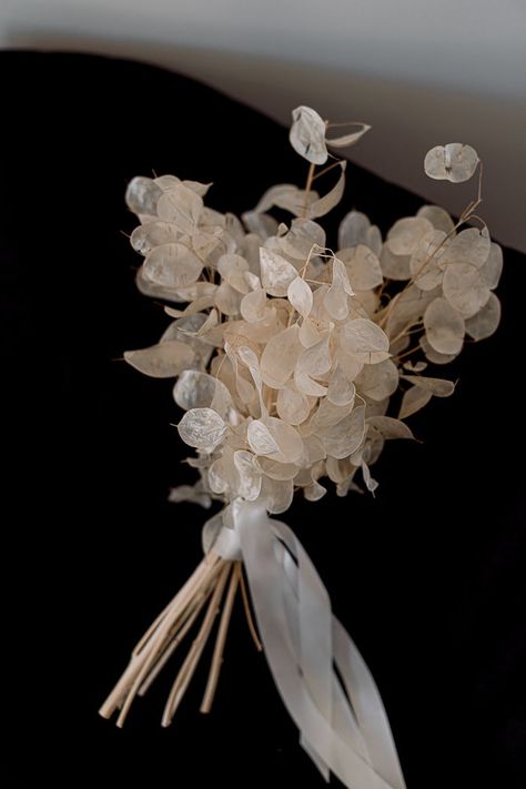 Unique dried bridal bouquet | Image by Salt Atelier Lunaria Wedding Bouquet, Dried Floral Bridal Bouquet, Cool Wedding Flowers, Dry Bridal Bouquet, Unique Flower Bouquet Wedding, Minimalistic Bridal Bouquet, Wedding Flowers Unique, Unique Bride Bouquet, Dried Flower Boquet