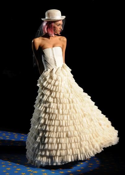 8. Betsey Johnson, Spring 2009- petticoat inspired Betsey Johnson Wedding Dress, Betsey Johnson Wedding, Victoria Silvstedt, Silly Girls, Dior Couture, Wedding Show, Betsy Johnson, Beautiful Gowns, Colorful Fashion