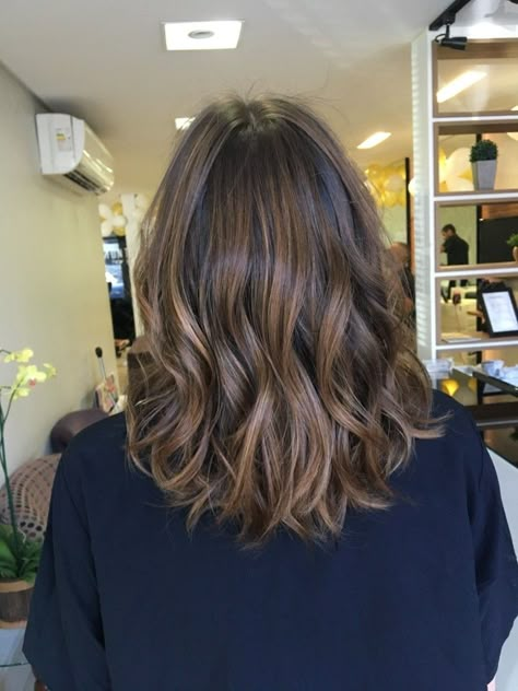 Brown Short Hair With Lowlights, Brown Hair Balayage Medium Length, Caramel Brown Bob, Short Hair Balayage Brunette Caramel, Medium Length Haircut Brown, Mid Length Light Brown Hair, Half Head Foils Brunette, Balayage Caramel Hair, Brunette Balayage Hair Short