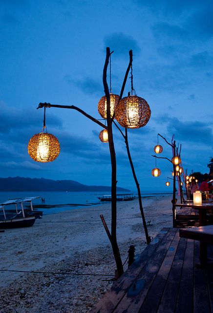 Could do this at the cottage. Sink the sticks in big planters full of sand and place on deck area. Great atmosphere! Festival Totem, Strand Decor, Big Planters, Lanterns Hanging, Gili Island, Backyard Lighting, Have Inspiration, Beach Bars, Paper Lanterns