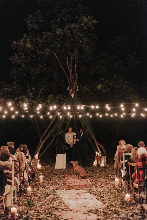 This wedding at night is will have you seeing stars! Kristen Kaiser photographed the couple's super cozy and intimate wedding underneath the night sky. Nontraditional Wedding Ideas, Outdoor Night Wedding, Night Time Wedding, Night Wedding, Modern Couple, Nontraditional Wedding, Wedding Night, Backyards, Junebug Weddings