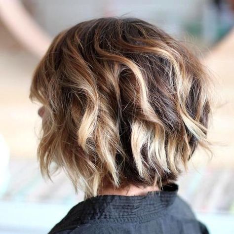 choppy chin-length bob with blonde highlights. Maybe shorter in the back Getextureerde Bob, Choppy Bob Haircuts, Thick Hair Cuts, Stylish Short Hair, Bob Hairstyles For Thick, Chin Length Bob, Choppy Bob Hairstyles, Choppy Bob, Natural Wavy Hair