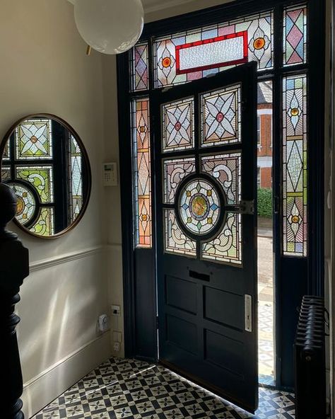 Modern Stained Glass Front Door, Stainglass Front Doors, Internal Front Door, Stain Glass In House, Fromt Door Ideas, Stain Glass Doors Entrance, Front Door Stained Glass Window, Stain Glass Front Door, Stained Glass Doors Entrance