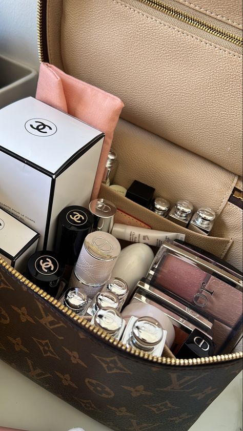 Girly Aesthetic, روتين العناية بالبشرة, Luxury Lifestyle Dreams, Makeup Obsession, Luxury Makeup, Makeup Items, Best Amazon, Lily Collins, Makeup Essentials