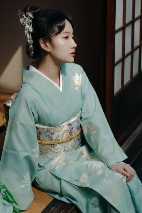 Aesthetic Yukata, Japanese Yukata Women, Japanese Kimono Aesthetic, Traditional Japanese Clothing Woman, Japanese Dress Traditional, Japan Fashion Women, Kimono Aesthetic, Yukata Women, Japanese Kimono Dress