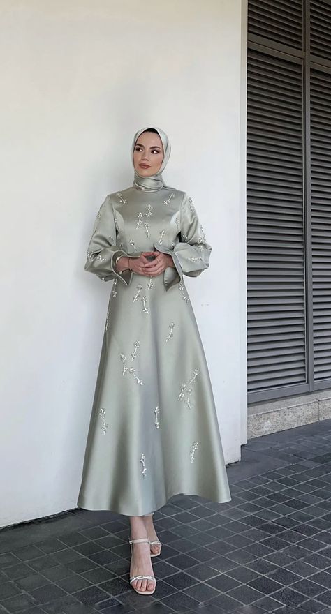 Turkish Evening Gowns, Graduation Outfits Hijab, Payet Leher Simple, Dress Ideas For Wedding Guest Classy, Trendy Sleeves Designs, Engagement Dress Hijab, Soiree Dresses For Hijab, Silk Dress Long Sleeve, Classy Fashion Chic