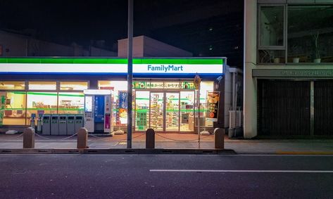 All Japanese convenience stores are famously great, but which is the best? Here's the answer. Convenience Store Aesthetic Night, Japan Convenience Store, Convenience Store Aesthetic, Harajuku Shopping, Family Mart, Japanese Food Traditional, Store Aesthetic, Japanese Lifestyle, Go To Japan