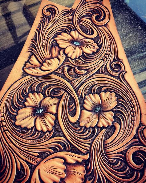 Copper Tooling Ideas, Sheridan Style Leather Tooling Patterns, Leather Tooling Stamps, Saddle Tooling Patterns, Leather Floral Pattern, Leather Design Tattoo, Tooled Leather Templates, Leather Tooling Patterns Tattoo, Tooled Leather Camera Strap