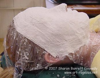 Mask Lesson- easiest way to make plaster gauze masks with your class. Tip: use PLASTIC WRAP instead of Vaseline! Mascara Papel Mache, Plaster Gauze, Strašidelný Halloween, Sculpture Lessons, Plaster Crafts, Concrete Diy, Plastic Wrap, Paper Clay, Halloween Props