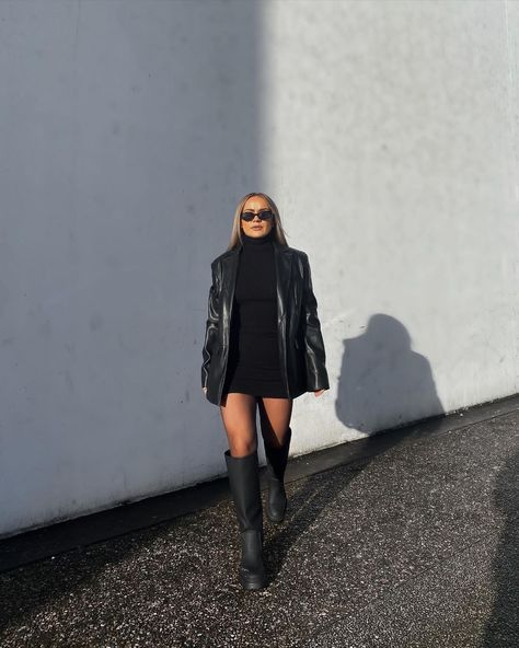 𝕄𝕠𝕟𝕚𝕜𝕒 on Instagram: “These boots are officially glued to my feet 🖤- - - - - #allblackoutfit #allblackoutfits #allblackoutfits⬛️✔️ #zaraboots #bershkastyle…” Bershka leather blazer, leather blazer, zara wellies, zara boots, all black outfit, black turtleneck dress, AW21 streetstyle Black Wellies Outfit, Black Turtle Neck Outfits, Black Turtle Neck Dress Outfit, Turtle Neck Dress Outfit, Wellies Outfit, Black Wellies, Black Turtleneck Dress, Blazer Zara, Black Turtle Neck