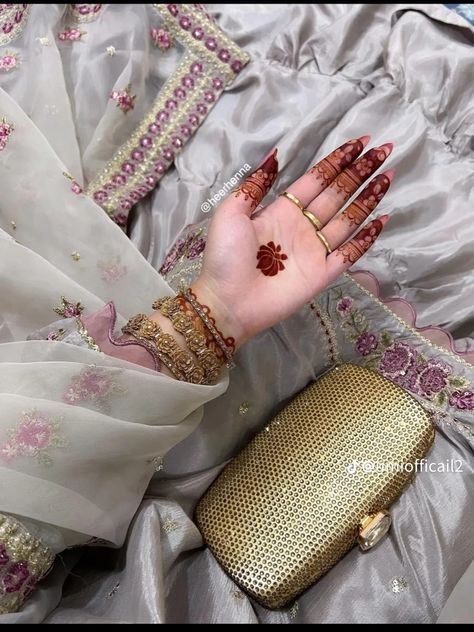 Arabic Henna Designs Simple, Indian Mehndi Design, Bridal Henna Design, Short Mehndi Design, Henna Designs Simple, Front Mehndi Design, Arabic Henna Designs, Mehndi Designs Fingers, Indian Mehndi