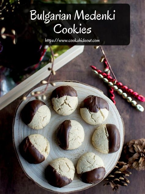 Bulgarian Cookies, Easy To Make Cookies, Chocolate Dipped Cookies, Egg Replacer, Christmas Biscuits, Dipped Cookies, Walnut Cookies, Pastry Flour, Christmas Treat