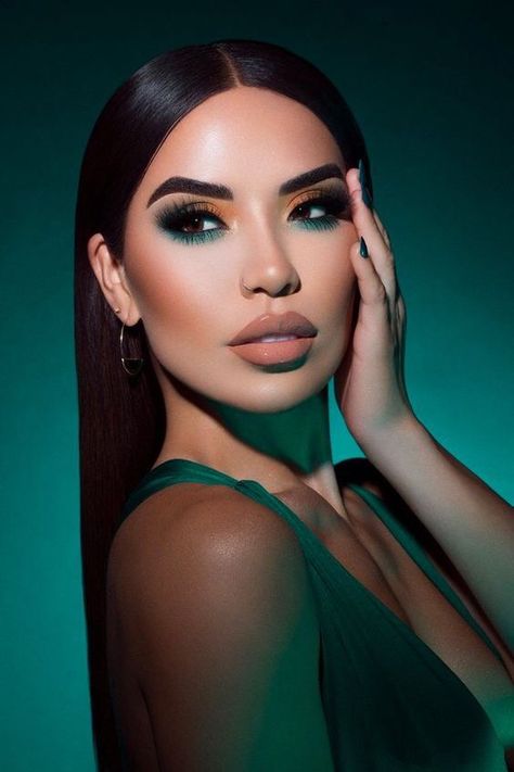 Green Dress Makeup, Emerald Green Dress, Prom Eye Makeup, Christmas Makeup Look, Green Makeup, Beauty Make-up, Makijaż Smokey Eye, Homecoming Makeup Browneyes, Green Eyeshadow