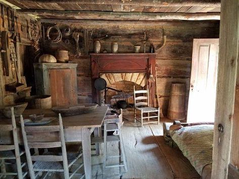 Old Log Cabin, Primitive Homes, Country Cabin, Cabin Interiors, Cabin Living, Little Cabin, Log Cabin Homes, Primitive Decorating Country, Primitive Home