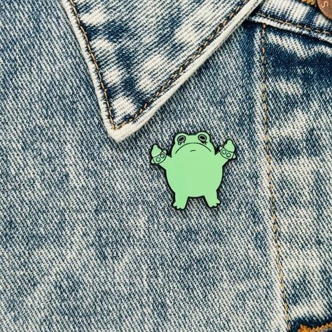 Enamel Pin Punk Frog Giving The Finger Broch Green Animal alloy Badge New Oz⭐ Giving The Finger, Lapel Brooch, Green Animals, Animal Brooch, Retro Comic, Cute Jeans, Party Festival, Gifts Birthday, Vintage Chic