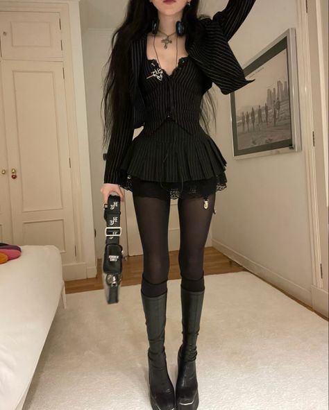 Dark Barbie Aesthetic Outfit, Scene Outfits Emo, Goth Bratz, Bratz Boots, Cute Goth Outfits, Gangster Outfit, Alt Fits, Punk Style Outfits, Outfits Baddie