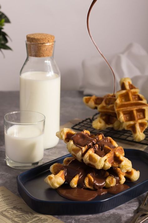 Croffles Flavors, Croffle Photography, Croissant Waffle, Chocolate Waffles, Chocolate Croissant, Food Photography Inspiration, Food Displays, Interior Work, Bathroom Remodel Shower